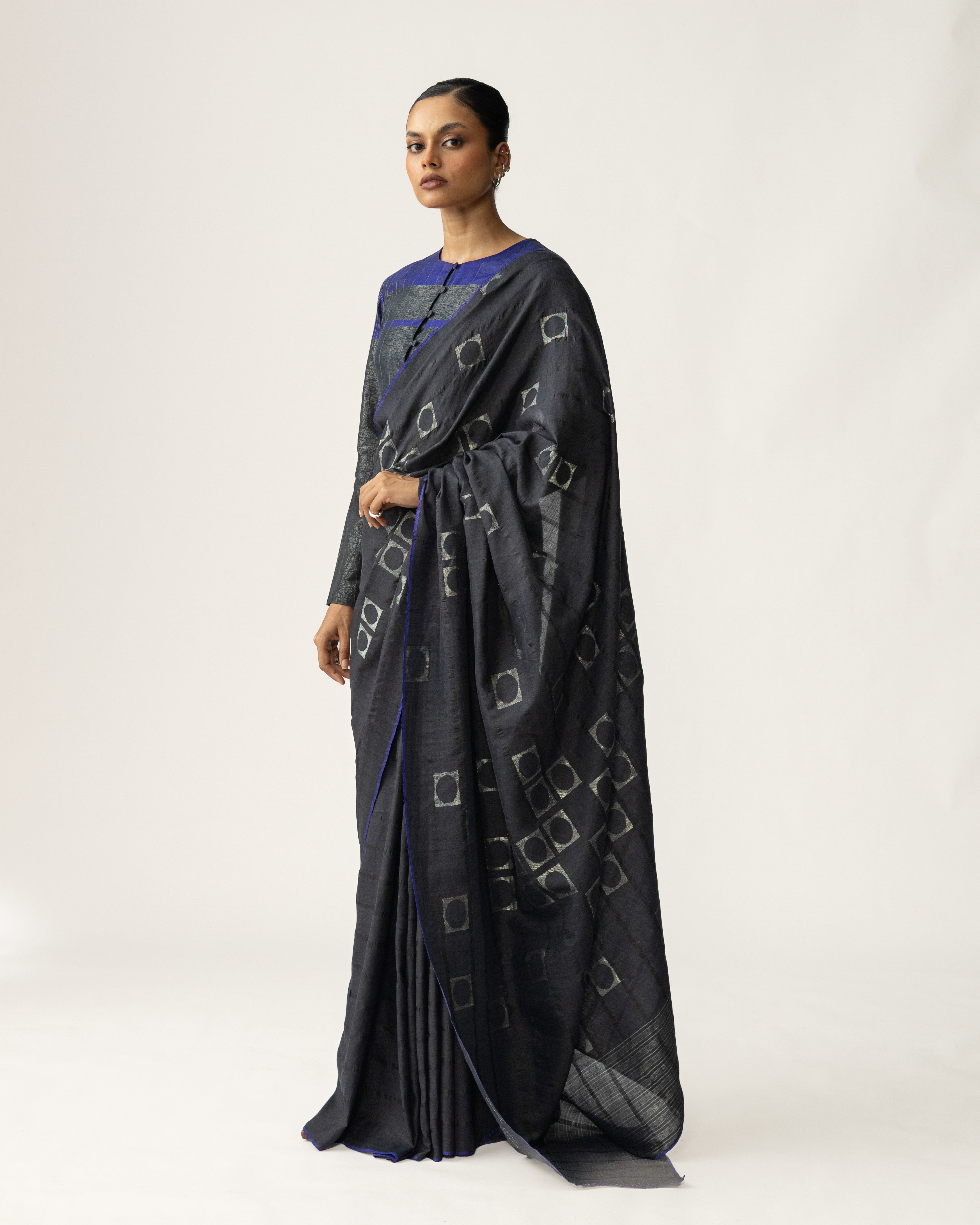 Shoonyata Bindu Pratilom Saree