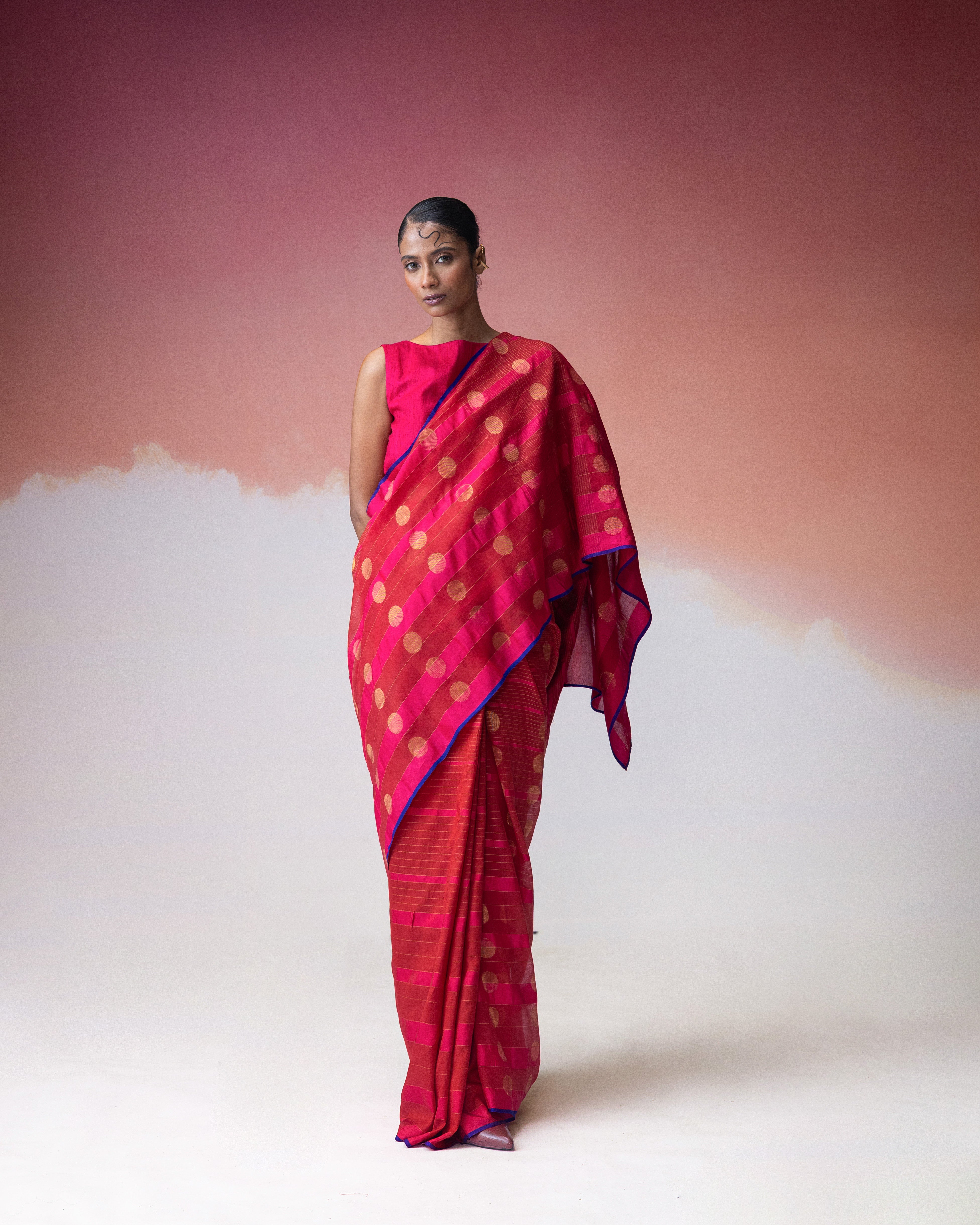 Ananyata Sarvatra Bindu Saree