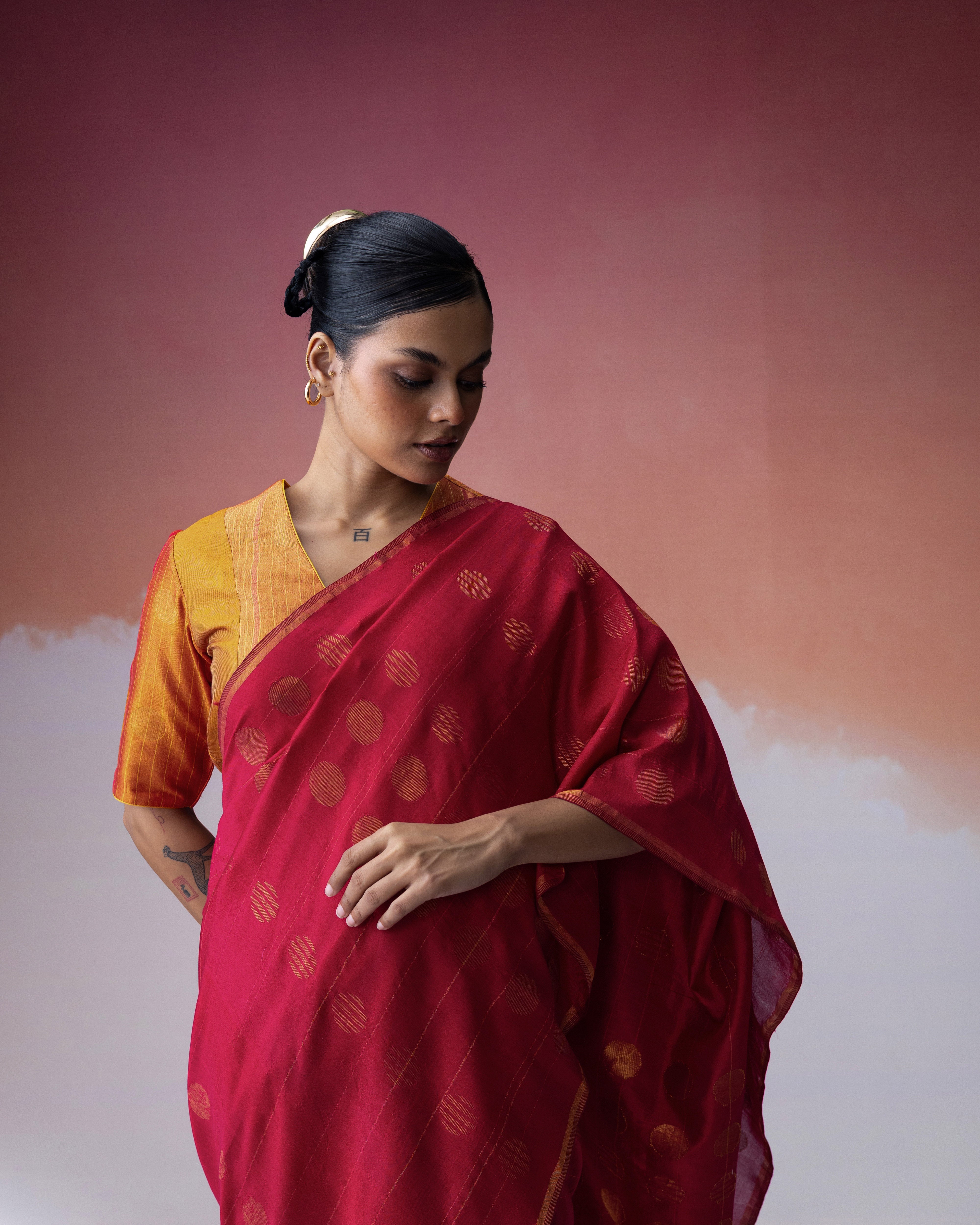 Ananyata Bindu Jaal Saree