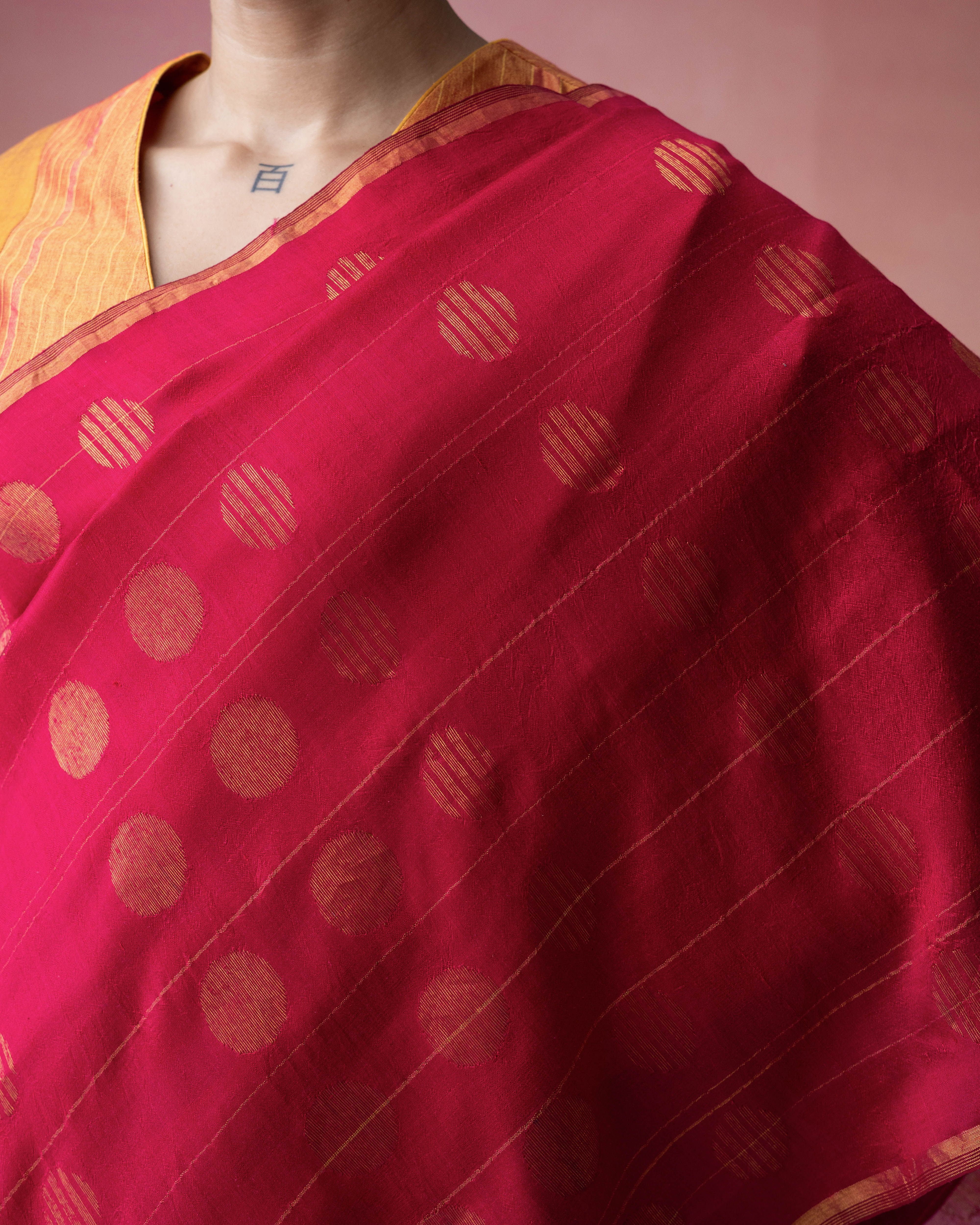 Ananyata Bindu Jaal Saree