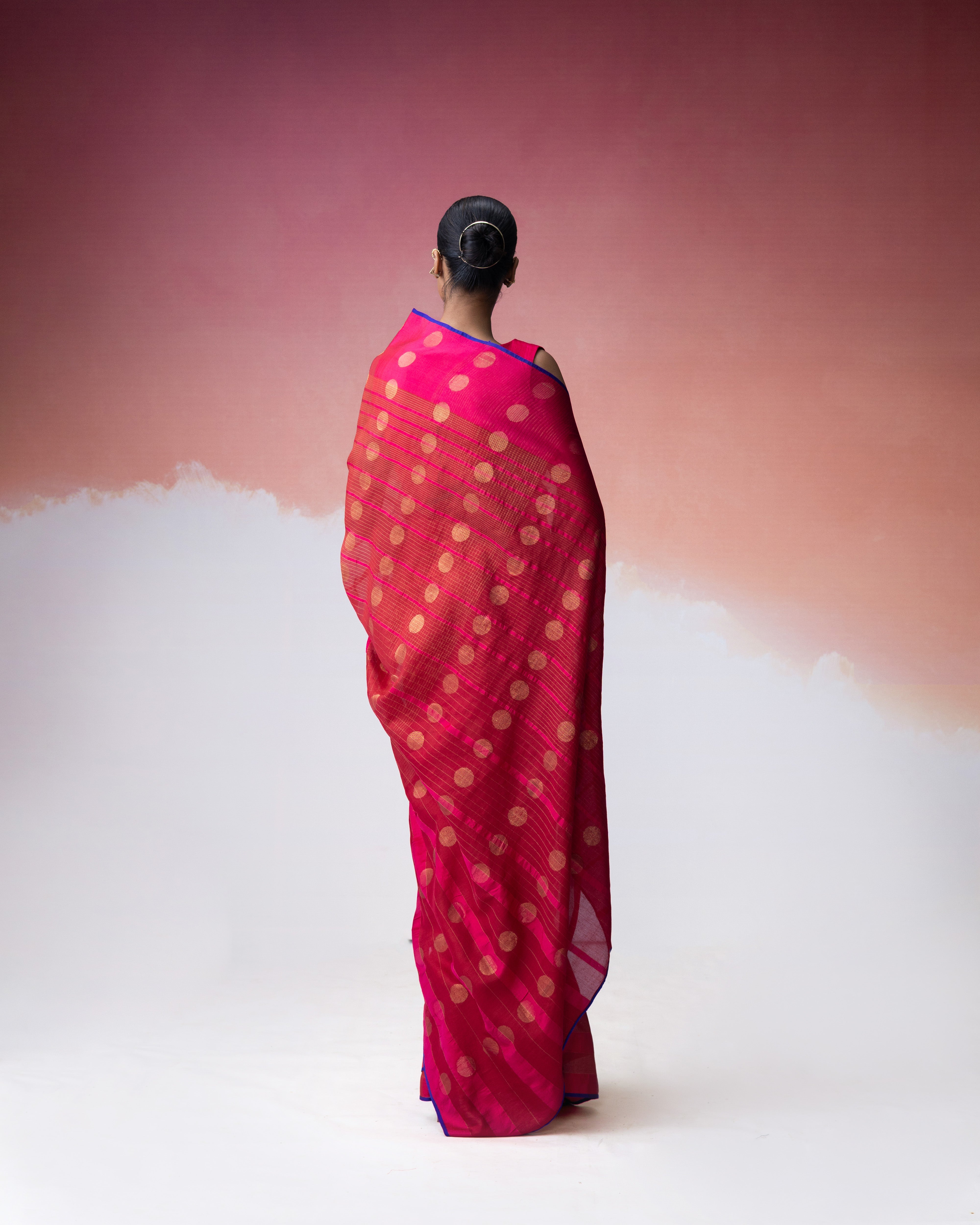 Ananyata Sarvatra Bindu Saree