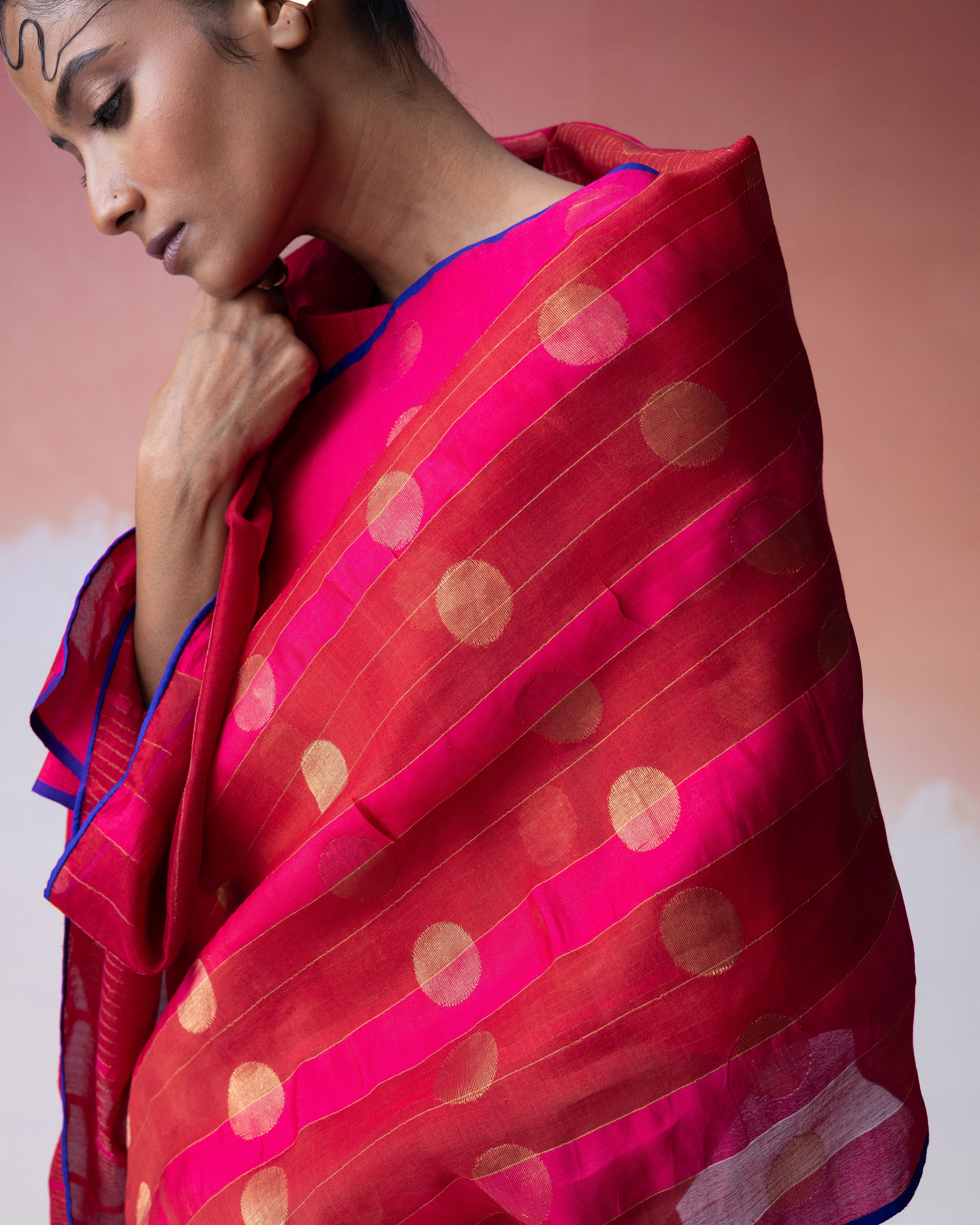 Ananyata Sarvatra Bindu Saree